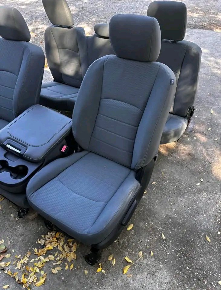 2014 Dodge Ram 1500 seats - Image 5