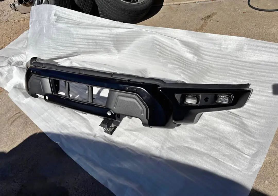 Modular Bumper Brand New OEM takeoff in excellent condition. Comes with all the mounting brackets, plastics, and RIGID LED lights. Came off a 2025 Ford F-150 Raptor R. Will fit other raptors from 2021, 2022, 2023, 2024, 2025, and 2026